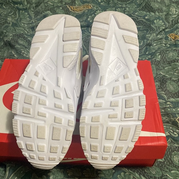 Nike Huarach - Red & White pairs - No Nike box. Only worn 1 time by my child. - Picture 14 of 15